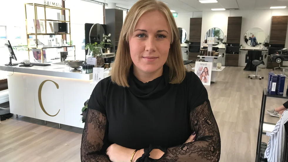 Ida Överstam hyllar fotbollen som hon säger att hon har alla sina närmaste vänner från. Motala AIF-spelaren säger att hon har något år kvar som spelare när hon gästar Sportsnack, som är inspelat på frisörsalongen.