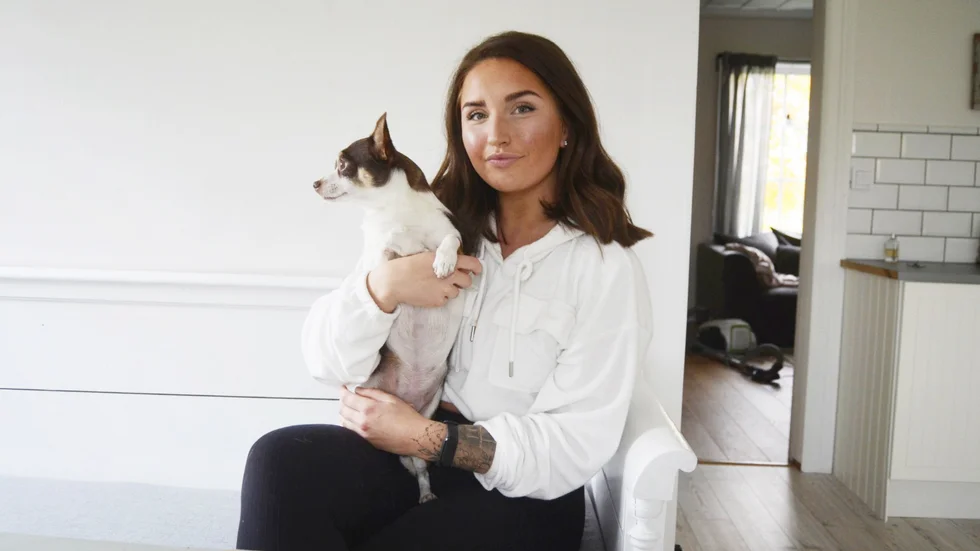 Emilia Bäckman med hunden Pepsi. Emilia har en tung bakgrund, men hennes styrka har fått henne att resa sig.