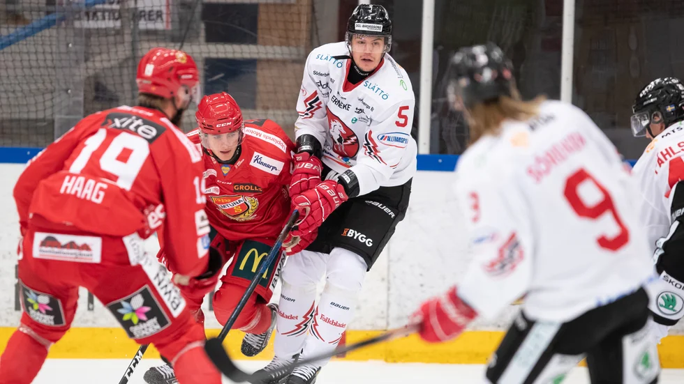 Felix Carenfelt stoppas effektivt av Anton Johansson i vitklädda Vita Hästen. Norrköpingslaget var helt enkelt ett nummer för stort för Almtuna den här kvällen. Hemmalaget fick inte ens fick igång sitt annars så fina powerplay.
