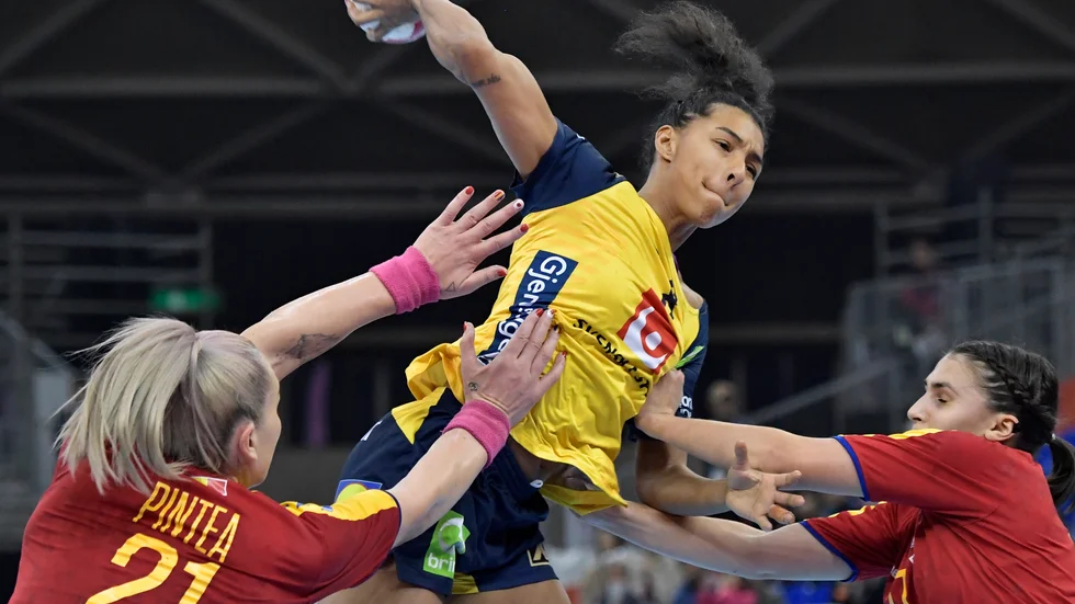 Jamina Roberts i en match mot Rumänien i förra årets VM. Nu gör hon comeback i Sävehof. Arkivbild.