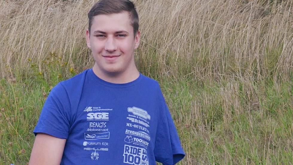 Albin Carlberg är 18 år och bor i Åtvidaberg. Han föddes med en arm, men låter sig inte begränsas av det. 