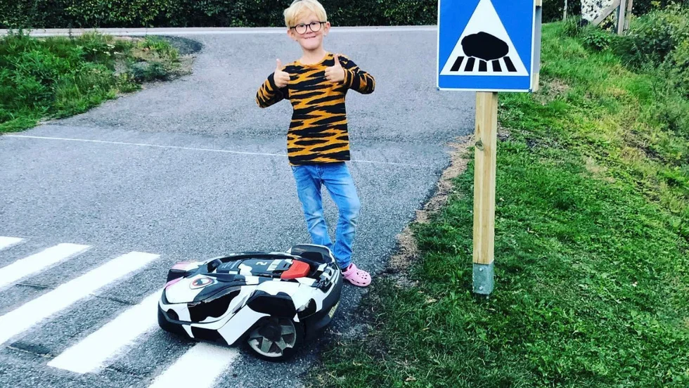 För två veckor sedan kom familjen Nord i Forssjö på idén att bygga ett övergångställe för att öka säkerheten för robotgräsklipparen Hulda. William Nord, 7 år är nöjd över resultatet.