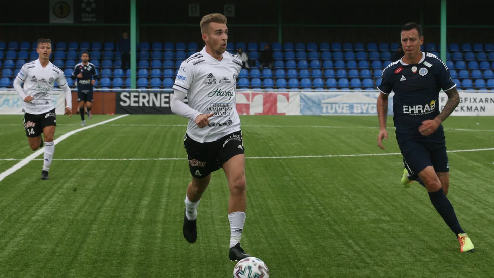 Motala AIF:s Jesper Merbom Adolfsson och Utsiktens Martin Smedberg-Dalence i kamp om bollen på Ruddalen. Maif stod upp bra trots förlust och Merbom Adolfsson tillhörde de främsta i laget.