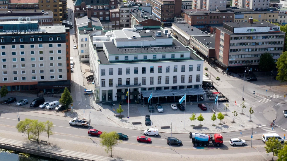 Min idé är att man bygger en stor parkeringsplan in vid Årby med staket omkring och en vakt som ser till att ingen skadar de parkerade bilarna.
Skriver Lisbeth Hedberg. 