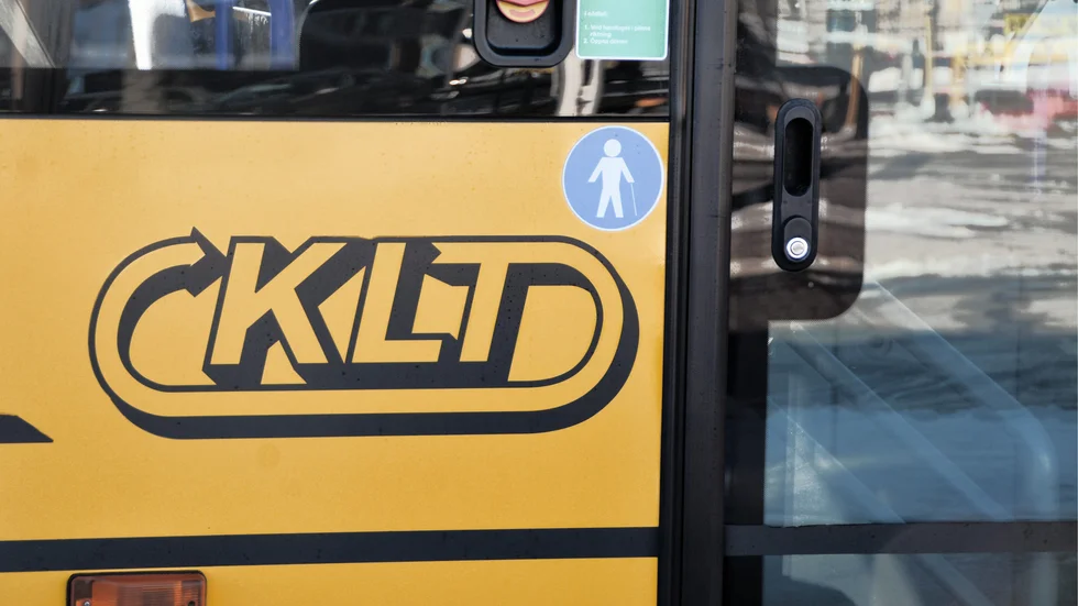 Efter söndagens händelse tar nu KLT 50 fordon ur bruk, vilket påverkar bland annat skolskjutsar, färdtjänst och sjukresor under måndagen.