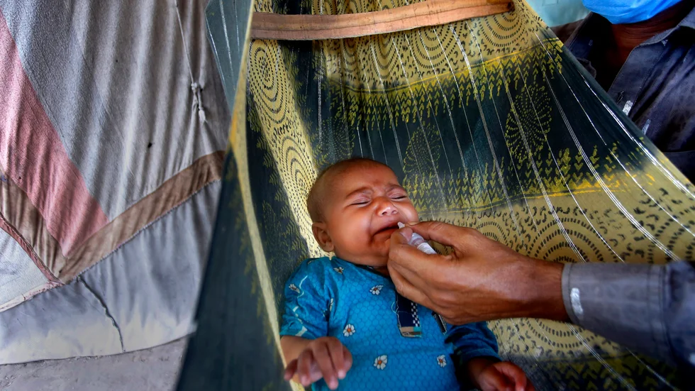 Ett barn i ett slumområde i Lahore i Pakistan vaccineras mot polio. Pakistan är ett av de fem länder i världen som står för nästan hälften av alla dödsfall bland barn under fem varje år. Många av dödsfallen hade gått att undvika genom vaccineringsprogram, enligt Unicef. Arkivbild.