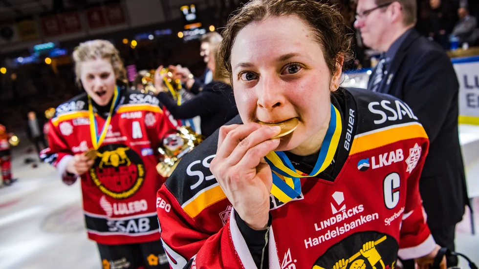 Luleåkaptenen Jenni Hiirikoski efter guldet 2019.