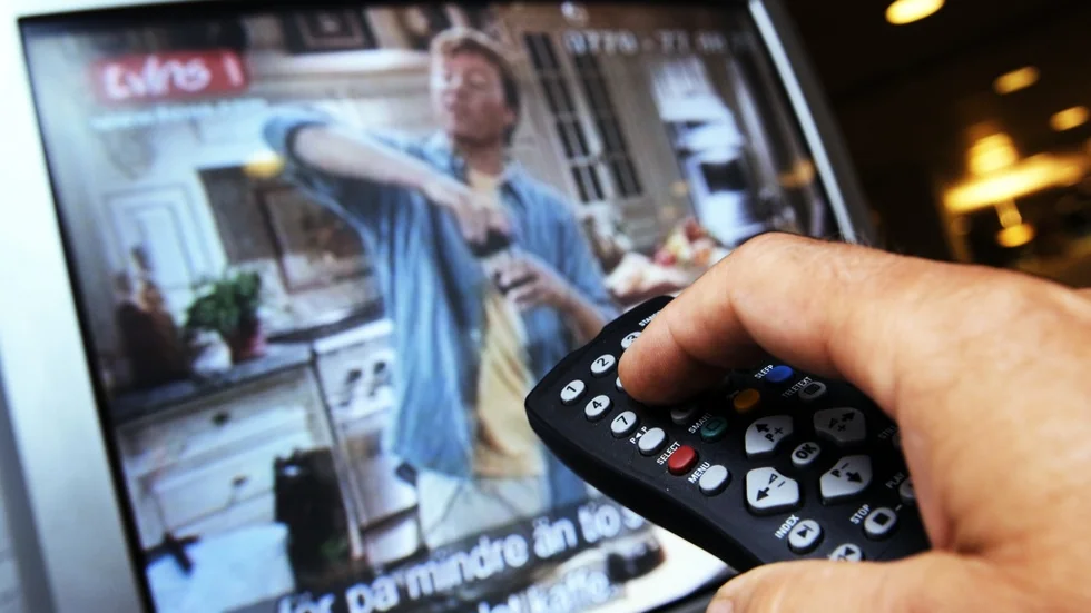 Reklamen i olika tv-kanaler ogillas av mer än hälften av befolkningen, menar insändarskribenten som hänvisar till en Novus-undersökning.