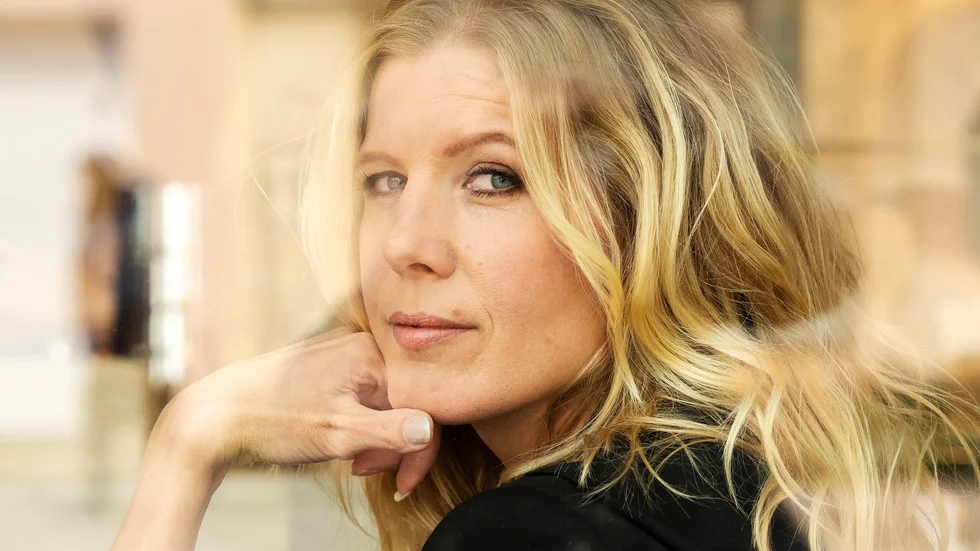 Anna Karolina har rötterna i Finspång. Nu är hon aktuell med en helt ny deckarserie.