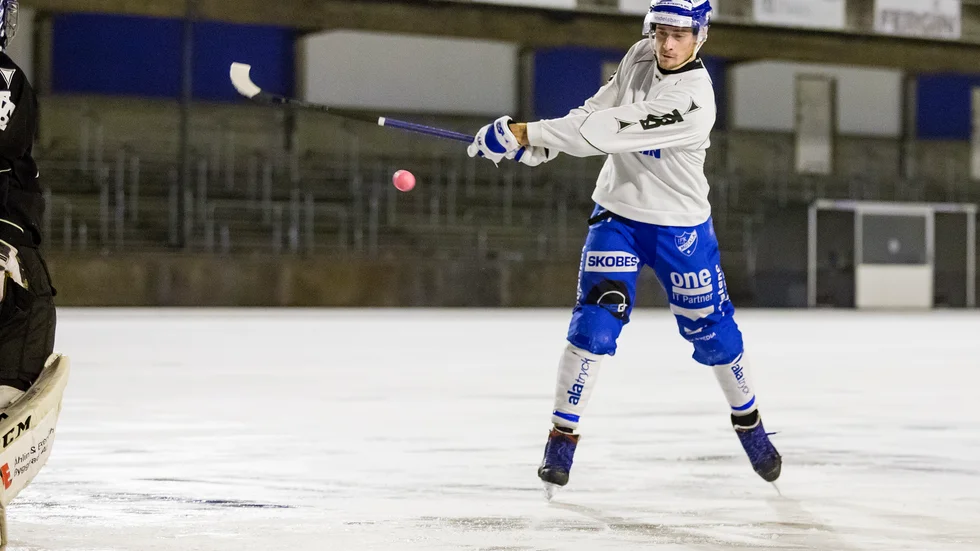 Elias Gillgren var en av de sista att lämna isen när gjordes sitt första träningspass på den nya isbädden. Att laget hann få två träningspass inför Svenska cupen menar han kommer göra stor skillnad. 