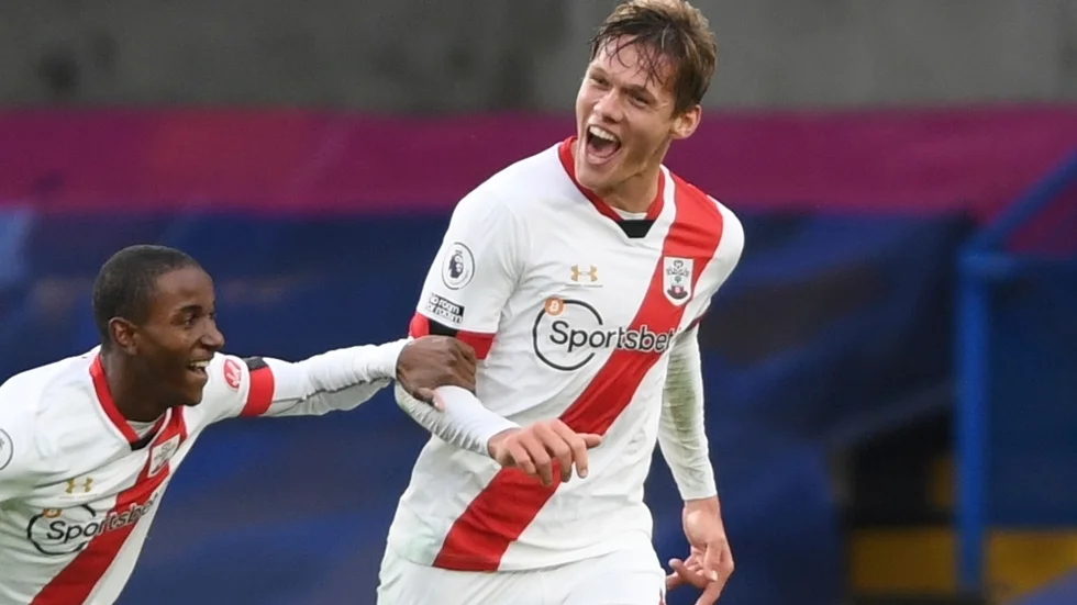 Southamptons Jannik Vestergaard jublade med lagkamraterna efter sitt sena kvitteringsmål borta mot Chelsea.
