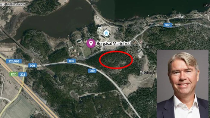 Ungefär vid markeringen ligger byggrätten där ett 40-tal hus kan byggas.
Bo Wergedahl jobbar på Rosengren & Co, den fastighetskonsultfirma som sköter försäljningen.

