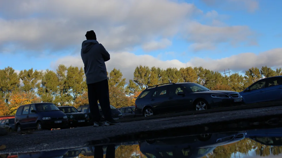 Milad Azizi har tidigare fått sin bil uppeldad på parkeringen: "Då blev jag rejält förbannad på att belysningen inte fungerade".