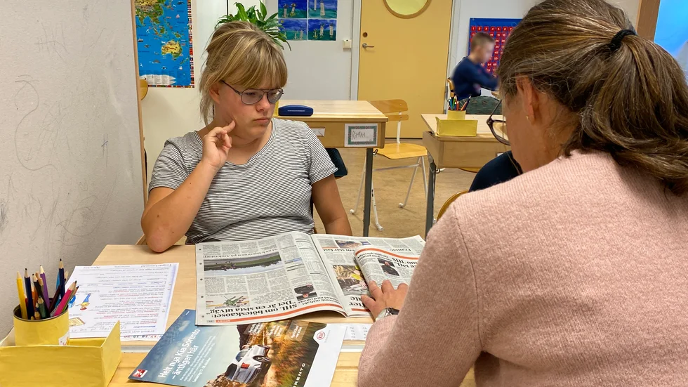 Julia hittar en text om Sara Sjöström på sportsidorna i Enköpings-Posten. Julia gillar simning och får hjälp av klassläraren Gun Dahlin att fundera över vad rubriken betyder.