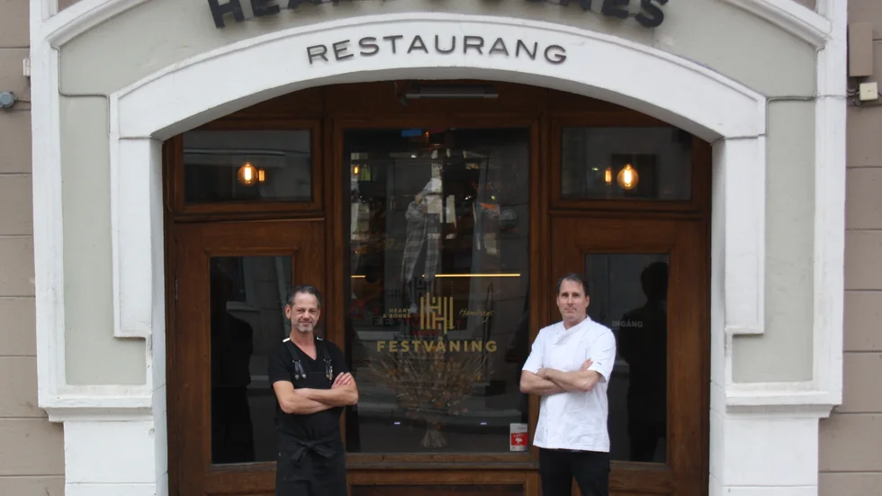 Rickard Andersson är ny ägare av Heart & Bones som ligger i det gamla stadshotellet på Drottninggatan. Här bredvid samarbetspartnern Joel Hamberg som är ägare av Hambergs catering.