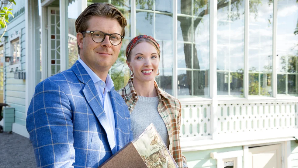 Rickard Thunér och Erika Åberg får prata gamla hus i SVT även nästa år. Pressbild.
