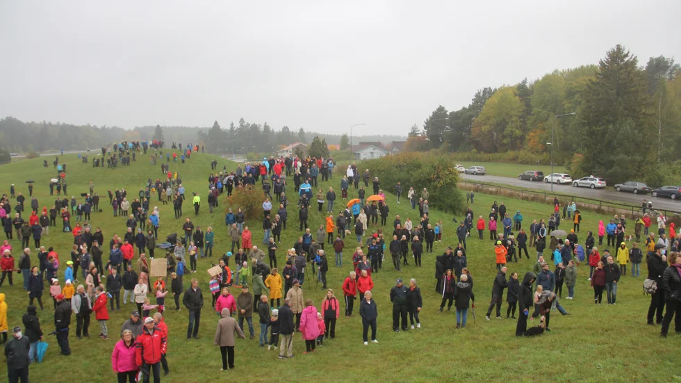 Några av de hundratals som samlades för att protestera mot kommunens byggplaner. 
