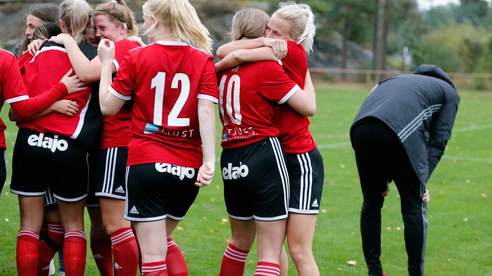 Gabriella Krüger, nummer tio, och Alicia Strand jublar tillsammans medan tränaren Daniel Farray är rejält tagen efter nervösa väntan på beskedet som gjorde att Tjust säkrade kontraktet.