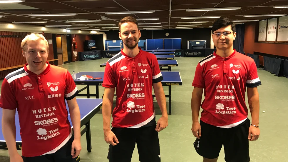 Linus Karlsson, Emil Andersson och nyförvärvet Lee  Larsson är alla med i Västers lag till helgens superettan-premiär. Mittenlag är rimligt att tro att Motalalaget kan bli i årets svårtippade säsong.