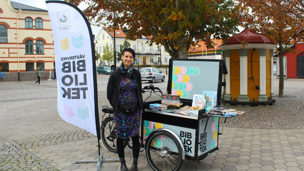 Ellinor Svensson från Västerviks stadsbibliotek delar ut bibliotekets böcker på stan.