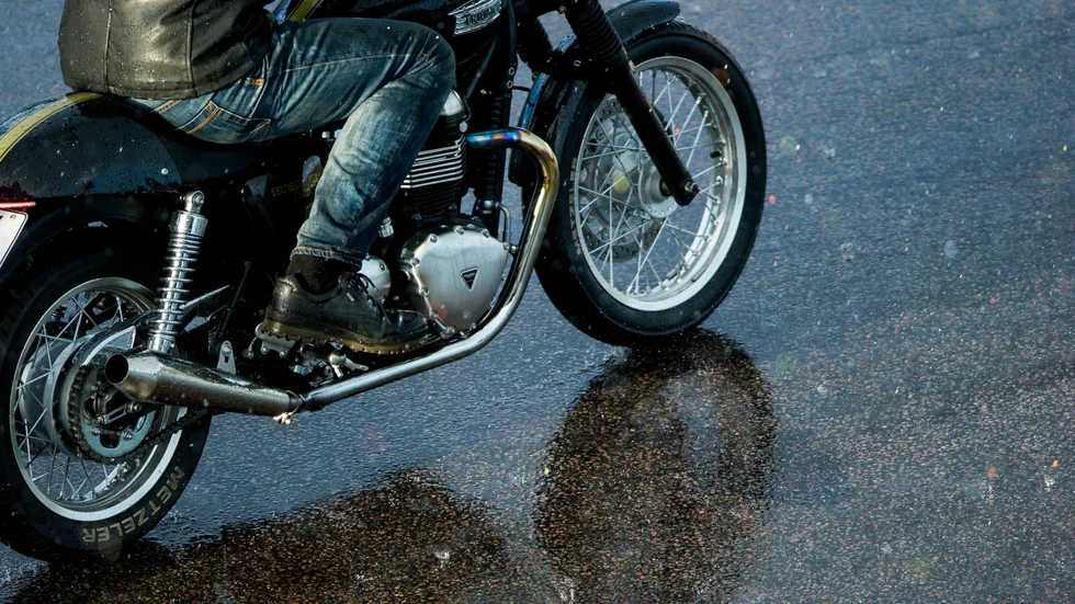 Föraren, som inte hade behörighet att köra motorcykeln, misstänks för flera brott, däribland misshandel. 
Bilden är en genrebild.
