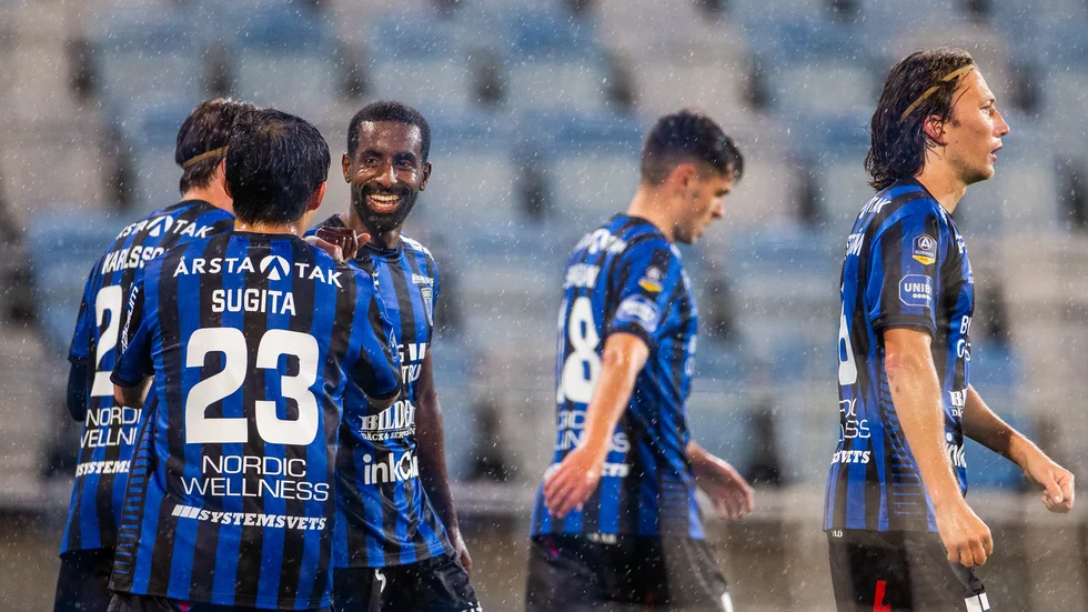Mohammed Saeid, mitten, firar av ett brett leende efter att ha satt bollen i nät. Målet betydde 2-1 till Sirius och blev matchavgörande.