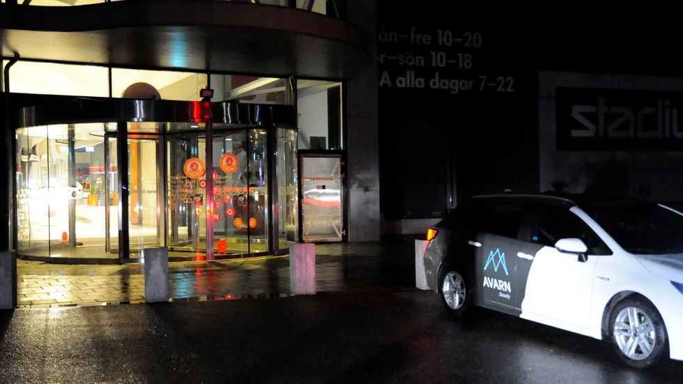 Genom att krossa en glasdörr tog sig tjuvarna in och kom över kläder uppger polisen.