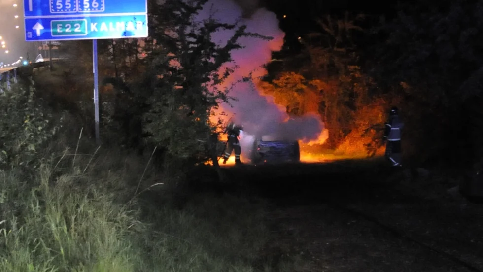 Bilen var övertänd när räddningstjänsten kom fram.