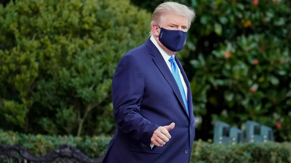 President Donald Trump på väg till Walter Reed National Military Medical Center efter att han testat positivt för covid-19.