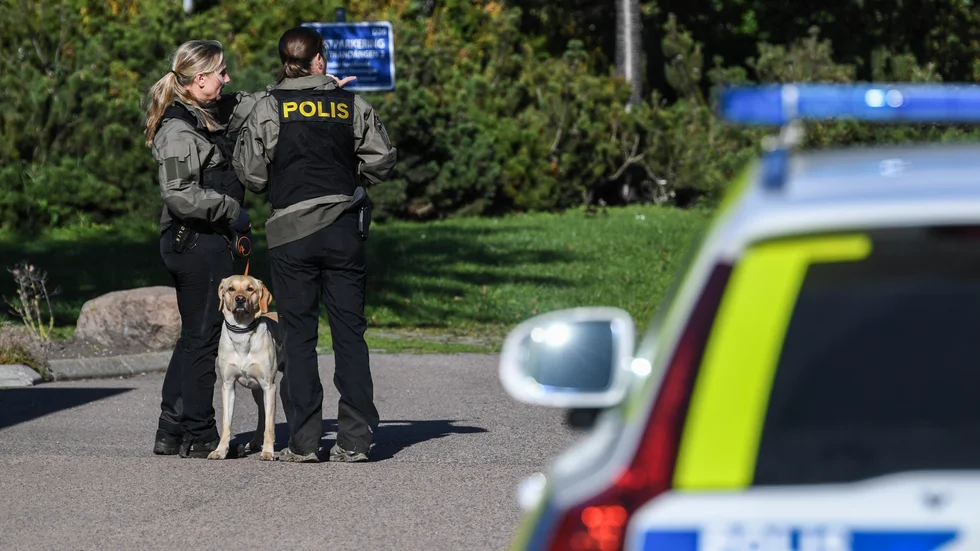 Polisen sökte bland annat med hund efter det ännu olösta dubbelmordet i Arlöv i oktober i fjol.