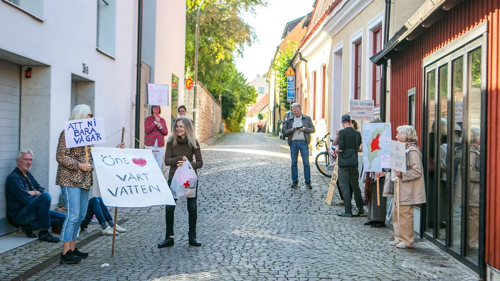 Ett 15-tal demonstranter från bland annat Urbergsgruppen hade samlats utanför förhandlingslokalen i Donners event i Visby.