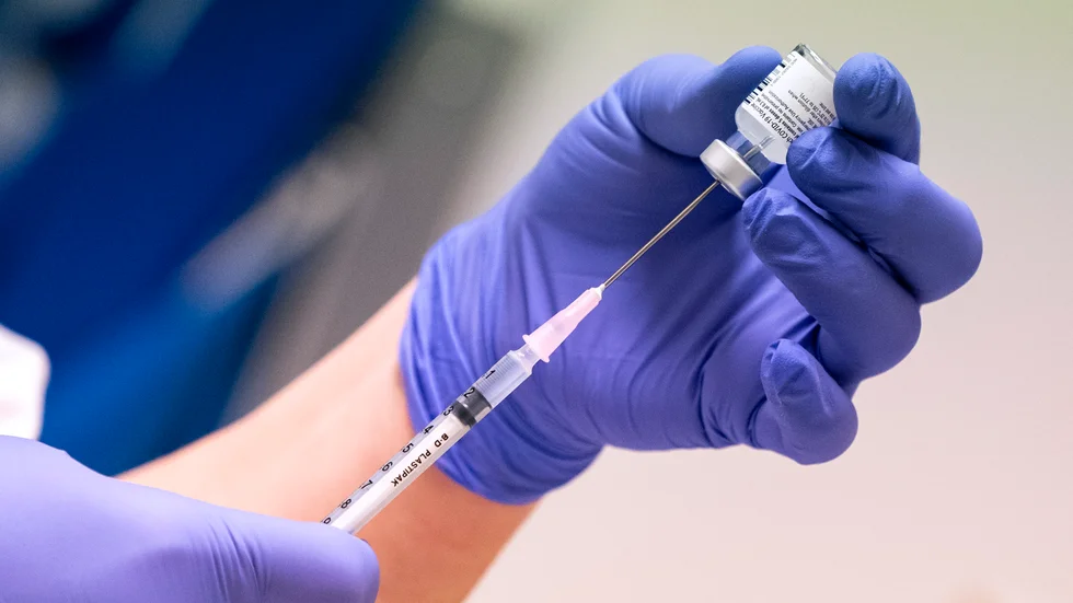 Coronavaccin från Pfizer-Biontech förbereds på en vårdcentral. Arkivbild.