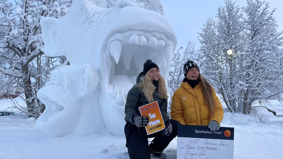 Ida Collin och Linda Vagnelind var vrålglada när de vann den 36:e internationella snöskulpturtävlingen i Kiruna. 