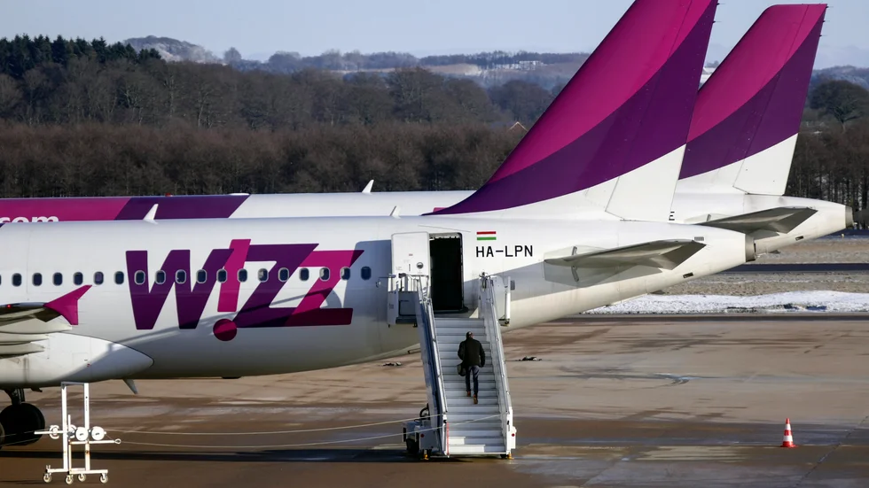 En man går ombord på ett Airbus A320 flygplan tillhörande Wizz Air på Malmö Airport. Arkivbild.