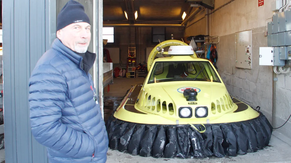 Snöleoparden transporteras på ett stort släp från garaget i Eldsund ner till den närbelägna Mälaren, berättar piloten Steven Sjöberg från RS Strängnäs.