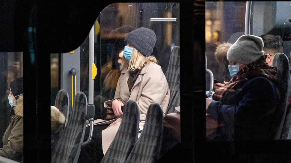 Tåget ställdes in och ersättningsbussen packades så full att inga restriktioner kunde följas. Gäller inte reglerna för Vy tåg och Norrtåg? undrar insändarskribenten. (Bilden är tagen i ett annat sammanhang.)