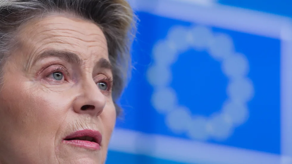 EU-kommissionens ordförande Ursula von der Leyen manar Astra Zeneca att lösa sina leveransproblem. Arkivfoto.