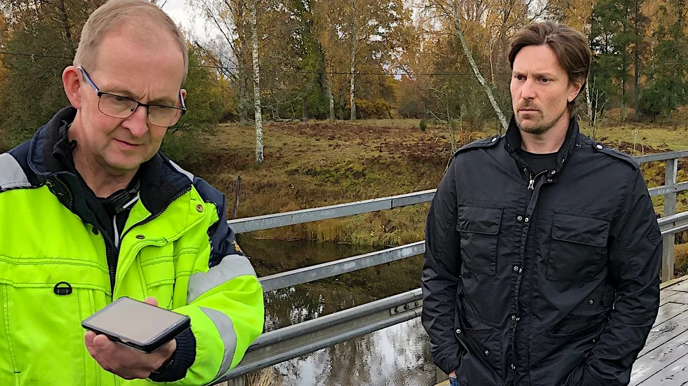 Patrik Axelsson är orolig för att bron över Emån inte prioriteras av Trafikverket. "Vi måste tillbaka till den standard som var", säger han. På bilden också lantbrukaren Folke Pleijert vid ett tidigare möte om broavstängningen.