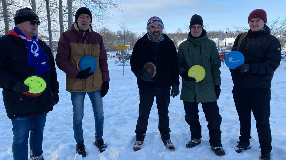 Från vänster Janne Edvardsson, Tommy Ekman, Franco Sincic, Erik Lindgren och Erik Mikiwer är alla discgolfentusiaster, som tycker att Mjölby behöver en 18-hålsbana.