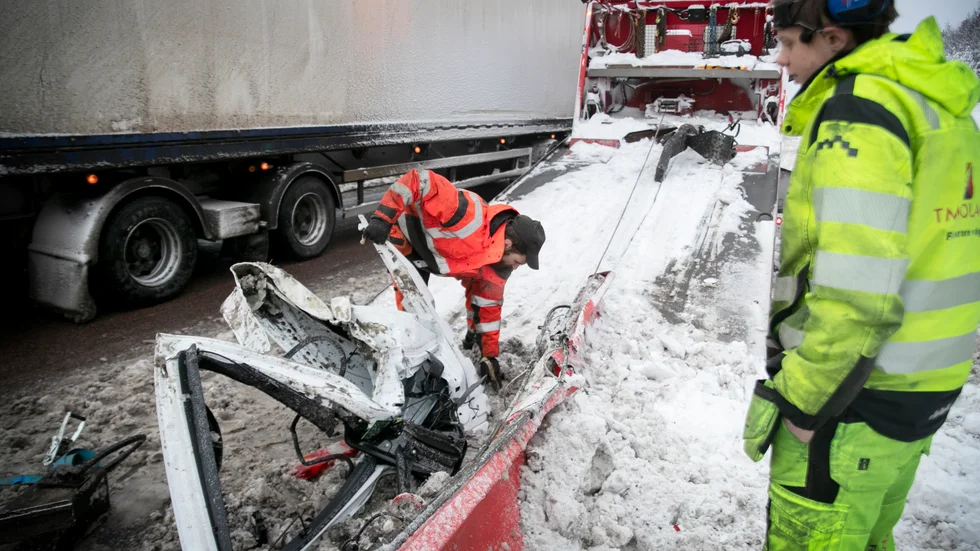 Resterna av plogen transporteras bort av Alerik Mattsson och Pär Sätterström.
