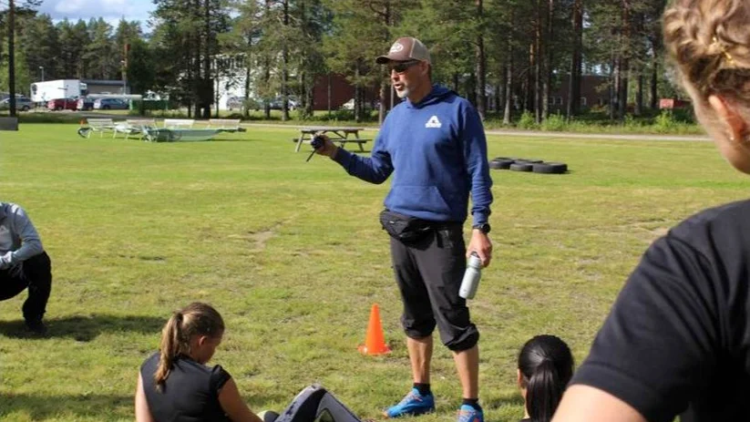 Tränaren Thomas Lindberg tar ett snack med eleverna efter avslutat träningspass. Foto: Erik Dahlberg/PT. 