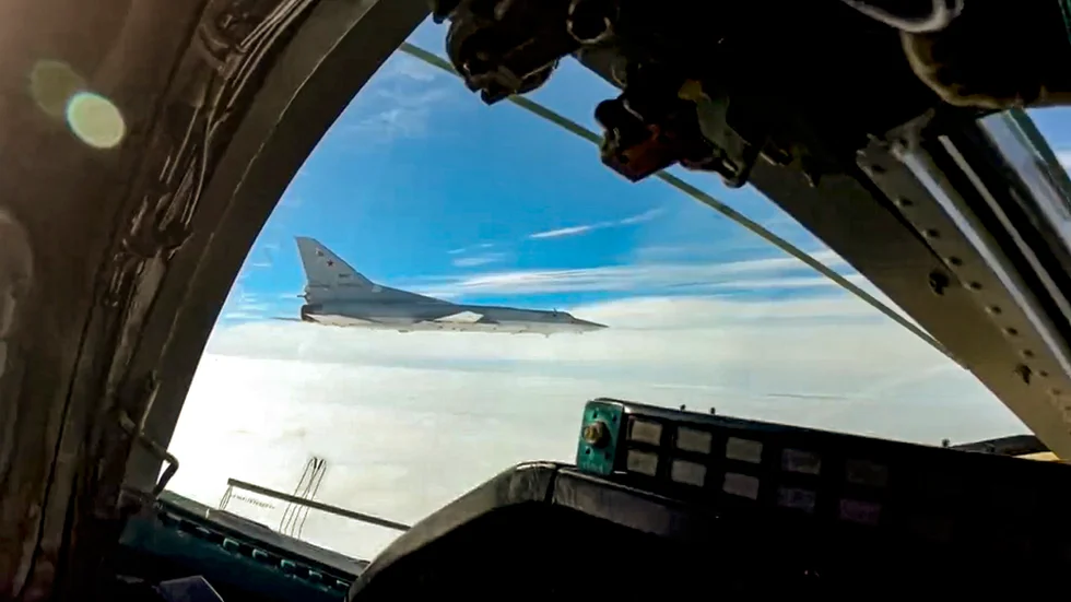 Ett ryskt bombplan av typen Tu-22M3 på väg till Belarus i veckan. Bild från ryska försvaret.