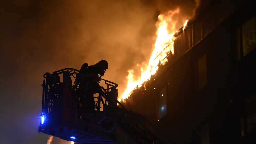 Allt färre svenskar vill jobba på obekväma arbetstider, med oförutsägbara jobb. Men all mat kan inte importeras och någon måste jobba natt på sjukhusen och brandstationen. 