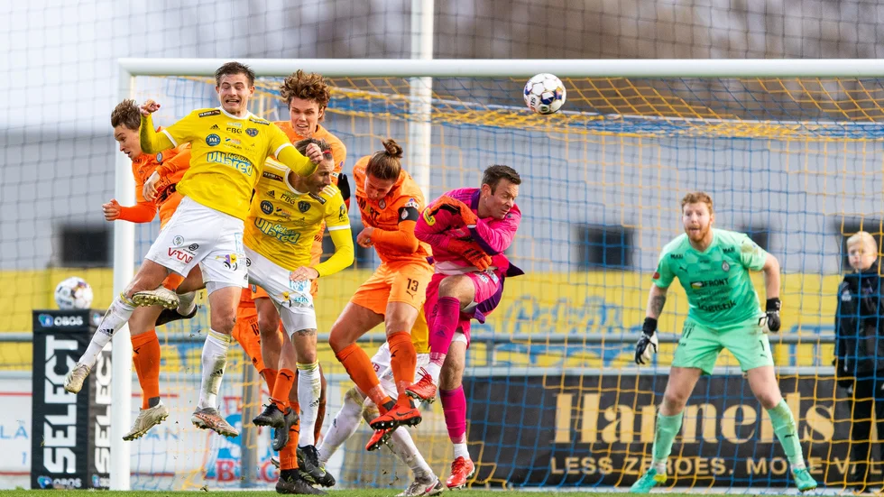 Robert Åstedt syns längst till vänster i den klunga som fredade AFC:s mål i slutminuten mot Falkenberg.