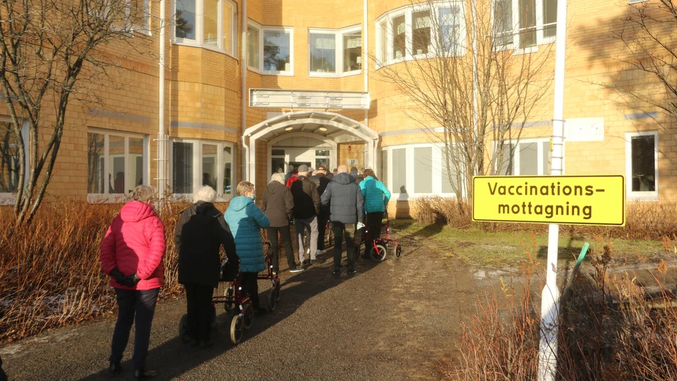 Kö till drop-in-vaccinering. Rädslan för sprutan överträffas av rädslan att bli utestängd. (Arkivbild)