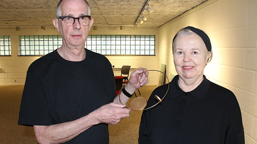 Peter de Wit och Margareth Sandström ställer ut tavlor och smycken i Saabs konstförenings lokaler på Ensbovägen. Vernissagen genomförs på lördag. 