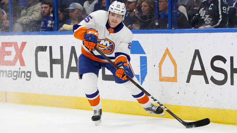 Den förre AIK-backen Sebastian Aho gjorde sin säsongsdebut för New York Islanders i NHL under natten mot tisdagen.