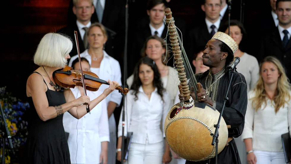 Ellika Frisell, här tillsammans med Solo Cissokho, får Kungliga Musikaliska Akademiens folkmusikpris. Arkivbild.