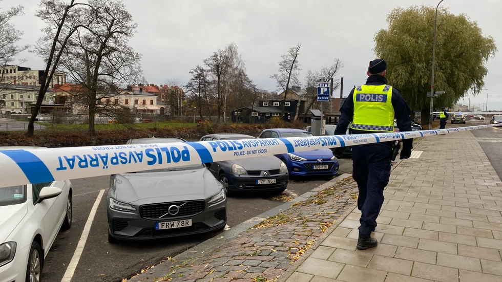 Efter att en granat fiskats upp ur Strömmen på lördagen spärrades bland annat en parkering av.