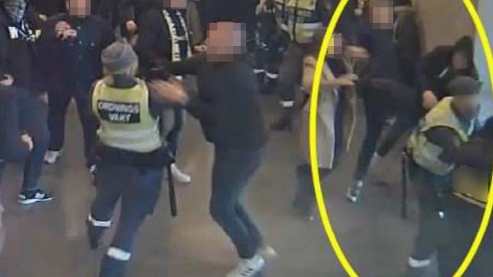 Enligt Södertörns tingsrätt är det den 44-årige Eskilstunabon som ger sig på den kvinnliga ordningsvakten medan en annan (inringad) person riktar en spark mot en annan vakt.